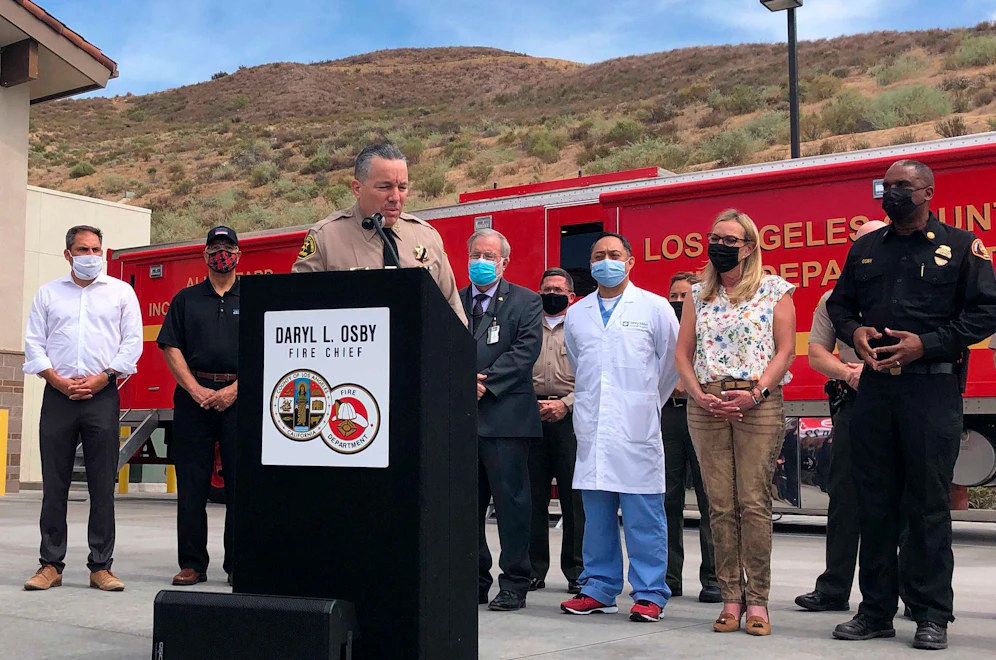 Los Angeles County Sheriff Alex Villanueva im Rahmen einer Pressekonferenz zu dem tragischen Vorfall.