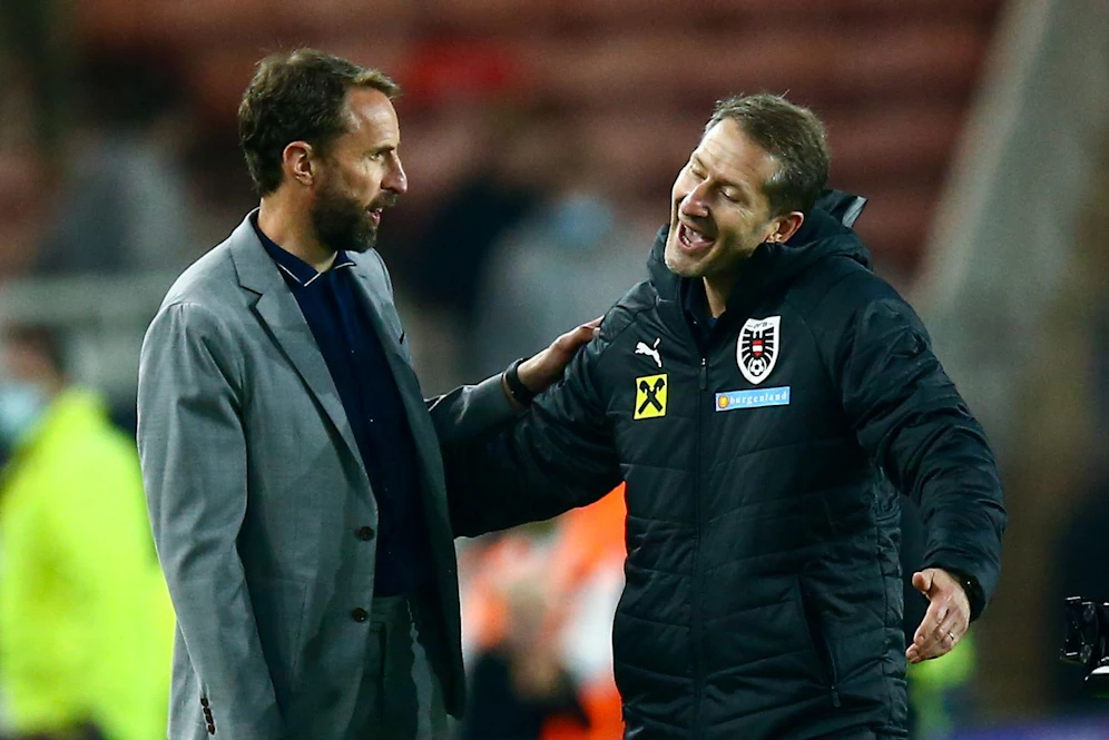 Franco Foda (rechts) im Gespräch mit Englands Teamchef Gareth Southgate.