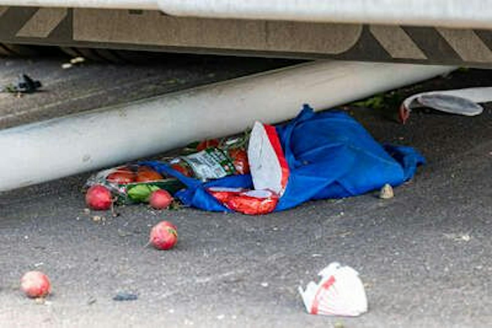 In Linz kam es zu einem tragischen Unfall. Eine Fußgängerin kam dabei ums Leben.