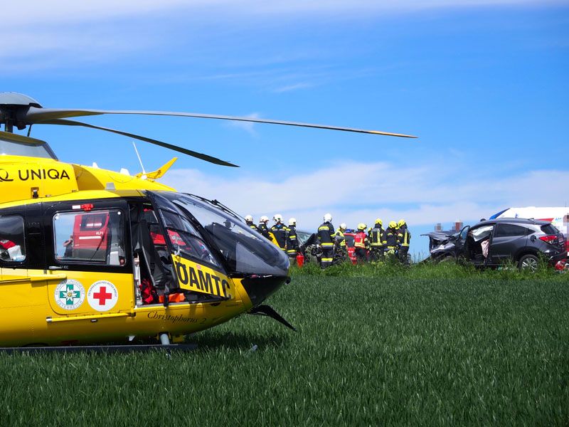 Die Lenkerin des zweiten Wagen wurde mit dem Heli weggeflogen.