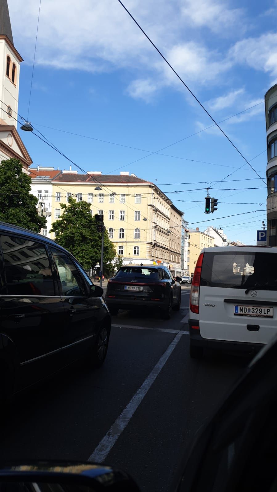 Ein Helikopter kreist über dem dritten Wiener Bezirk.