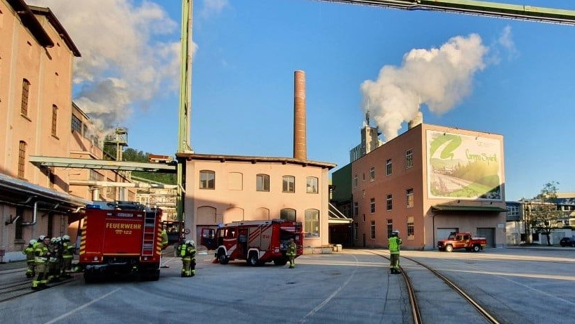 Bei der Zellstofffabrik AustroCel Hallein (S) ist Mittwochfrüh giftiges Schwefeldioxid ausgetreten.