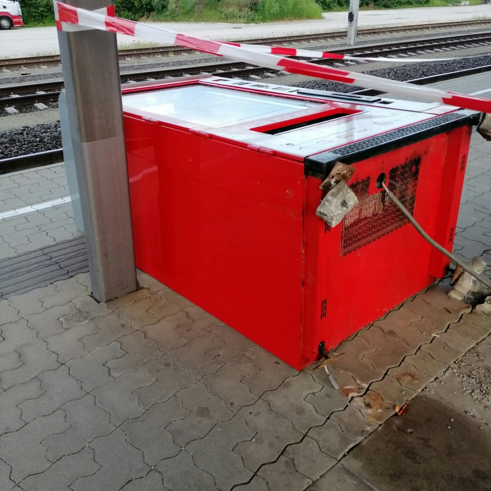 Der Snackautomat wurde am Bahnhof in Loosdorf umgestoßen.