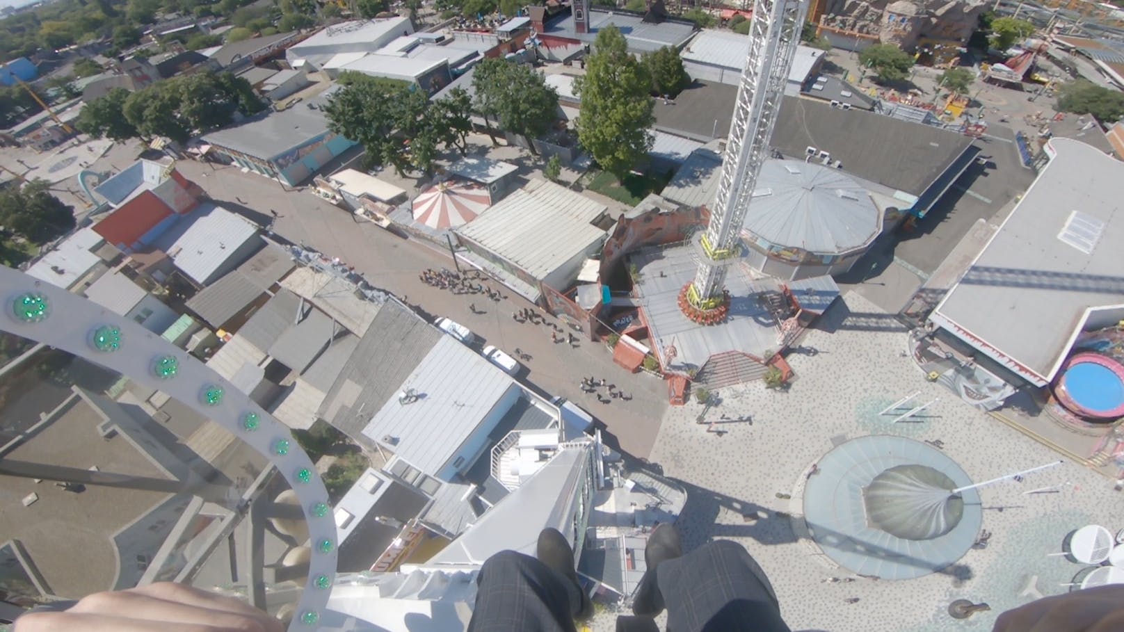 <em>"Heute"</em>-Reporter Paul Resetarits blickt aus 45 Meter Höhe auf den Calfatiplatz.