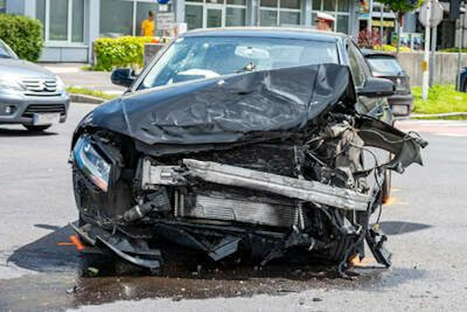 In Linz kam es zu einem tragischen Unfall. Eine Fußgängerin kam dabei ums Leben.