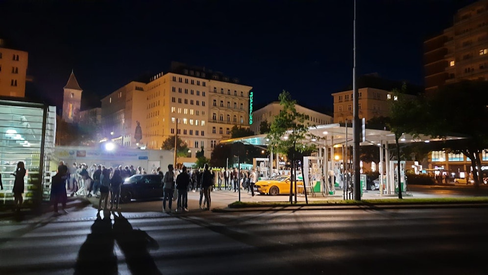 Zur Sperrstunde der Lokale bildete sich am Schwedenplatz wieder eine Riesen-Schlange vor der Tankstelle.