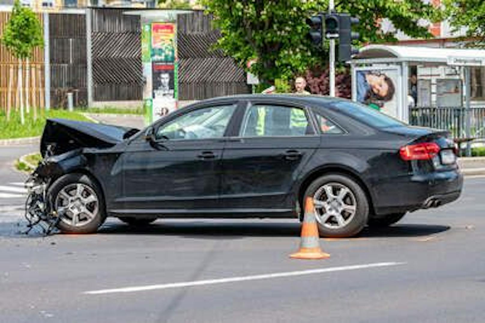 In Linz kam es zu einem tragischen Unfall. Eine Fußgängerin kam dabei ums Leben.