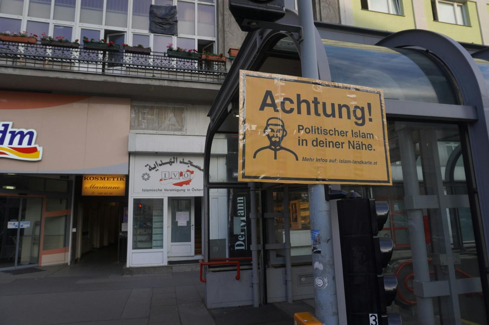 An mehreren Orten in Wien wurden diese Schilder entdeckt