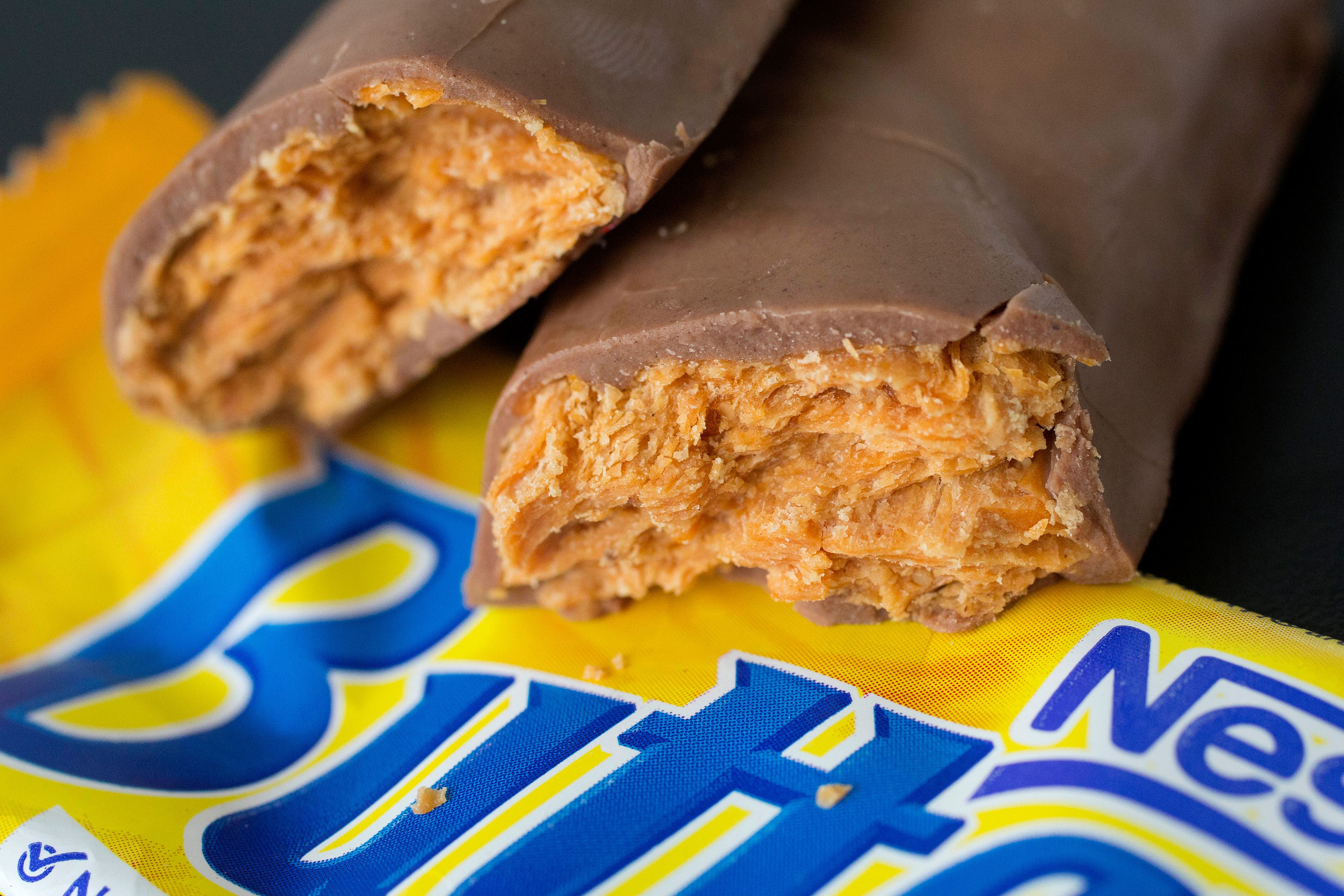 Download von www.picturedesk.com am 02.06.2021 (12:06).  FILE - In this Wednesday, June 1, 2016, file photo, a Nestle Butterfinger candy bar is arranged for a photo, in New York. Swiss food and drink giant Nestle is selling its U.S. candy business to ItalyÄôs Ferrero for about $2.9 billion in cash. Ferrero will take over iconic chocolate brands Butterfinger and Crunch bars, as well as the sugary Nerds, SweeTarts and FunDip. The deal is expected to close at the end of the first quarter of 2018. (AP Photo/Mark Lennihan, File) - 20160601_PD17359 - Rechteinfo: Rights Managed (RM)