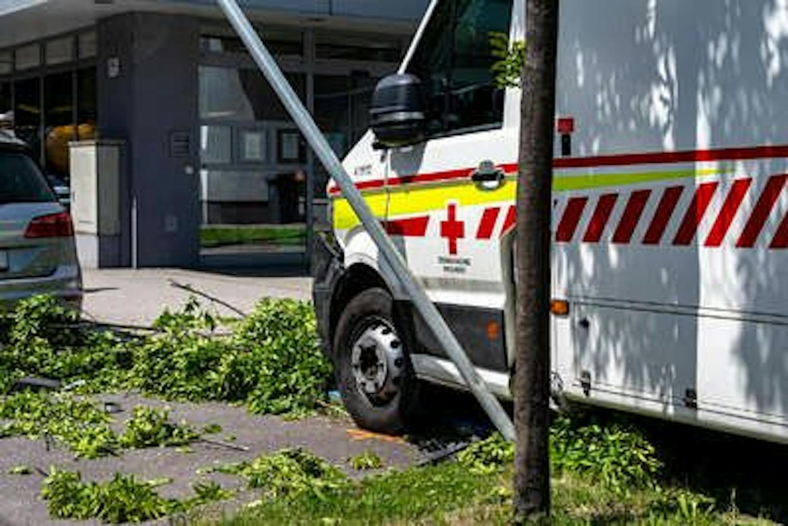 In Linz kam es zu einem tragischen Unfall. Eine Fußgängerin kam dabei ums Leben.