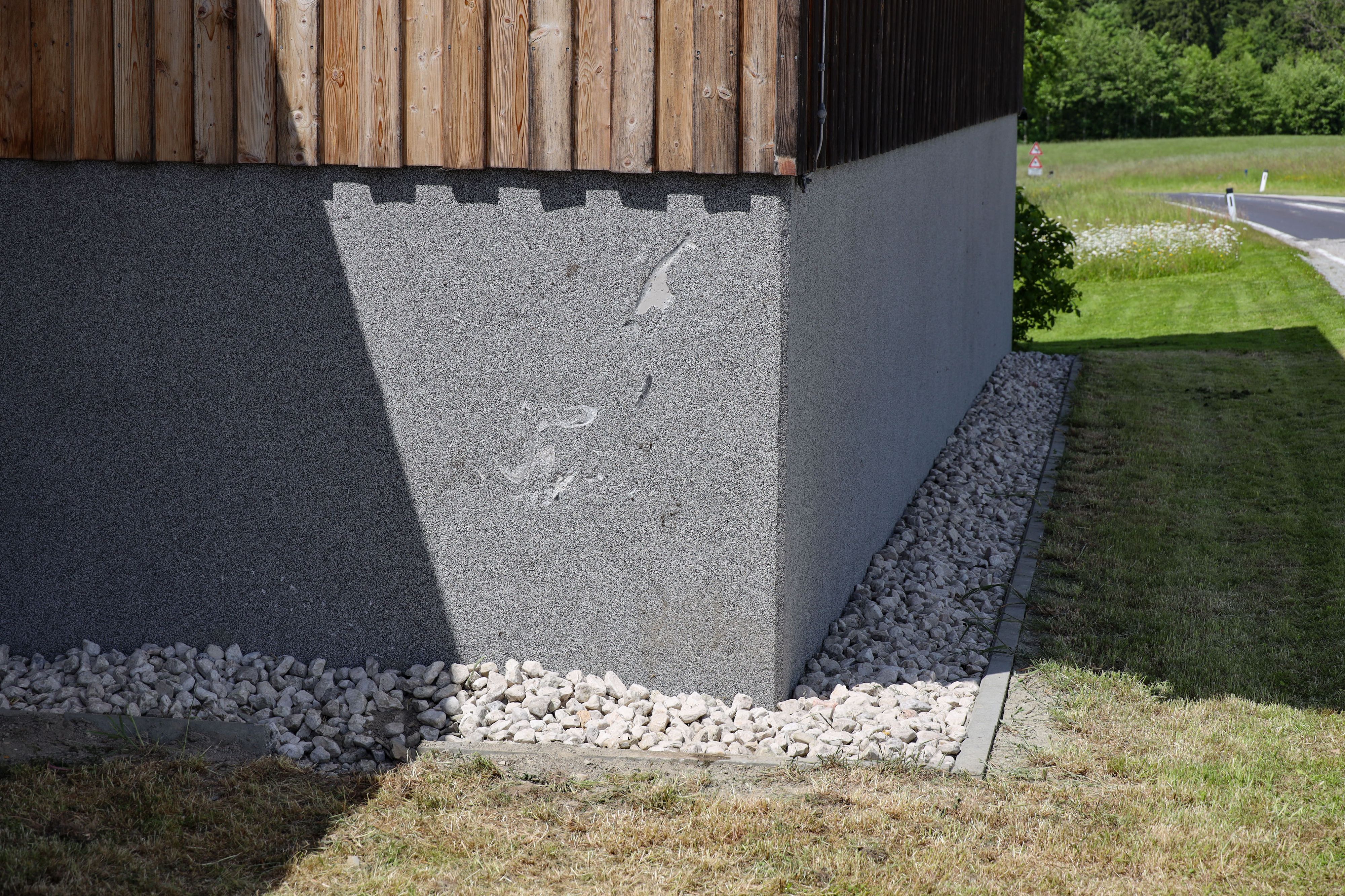 Der Biker krachte gegen die Hausmauer. Der Notarzt musste nach erfolglosen Reanimationsversuchen den Tod des 31-Jährigen feststellen. 