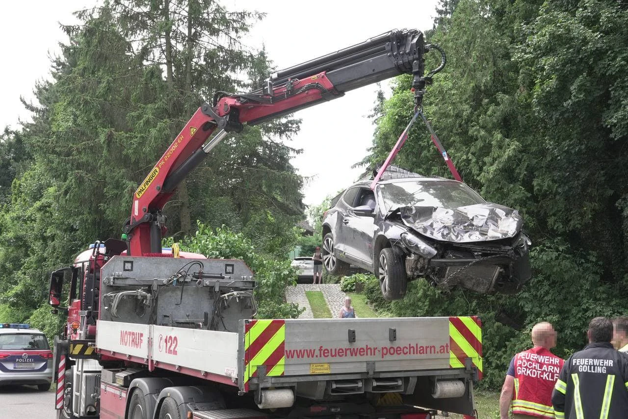 Die Feuerwehr barg das Wrack.