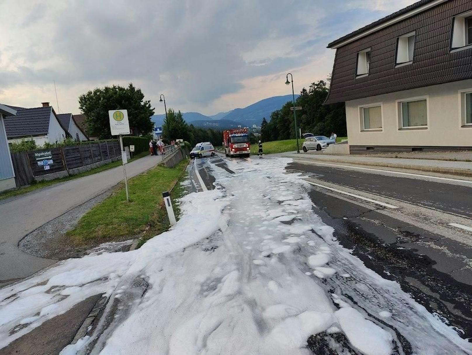 Während einer Einsatzfahrt mit Ziel LKH Graz fing ein Rettungsauto bei Weiz plötzlich Feuer und brannte fast vollständig aus (19. Juni 2021).