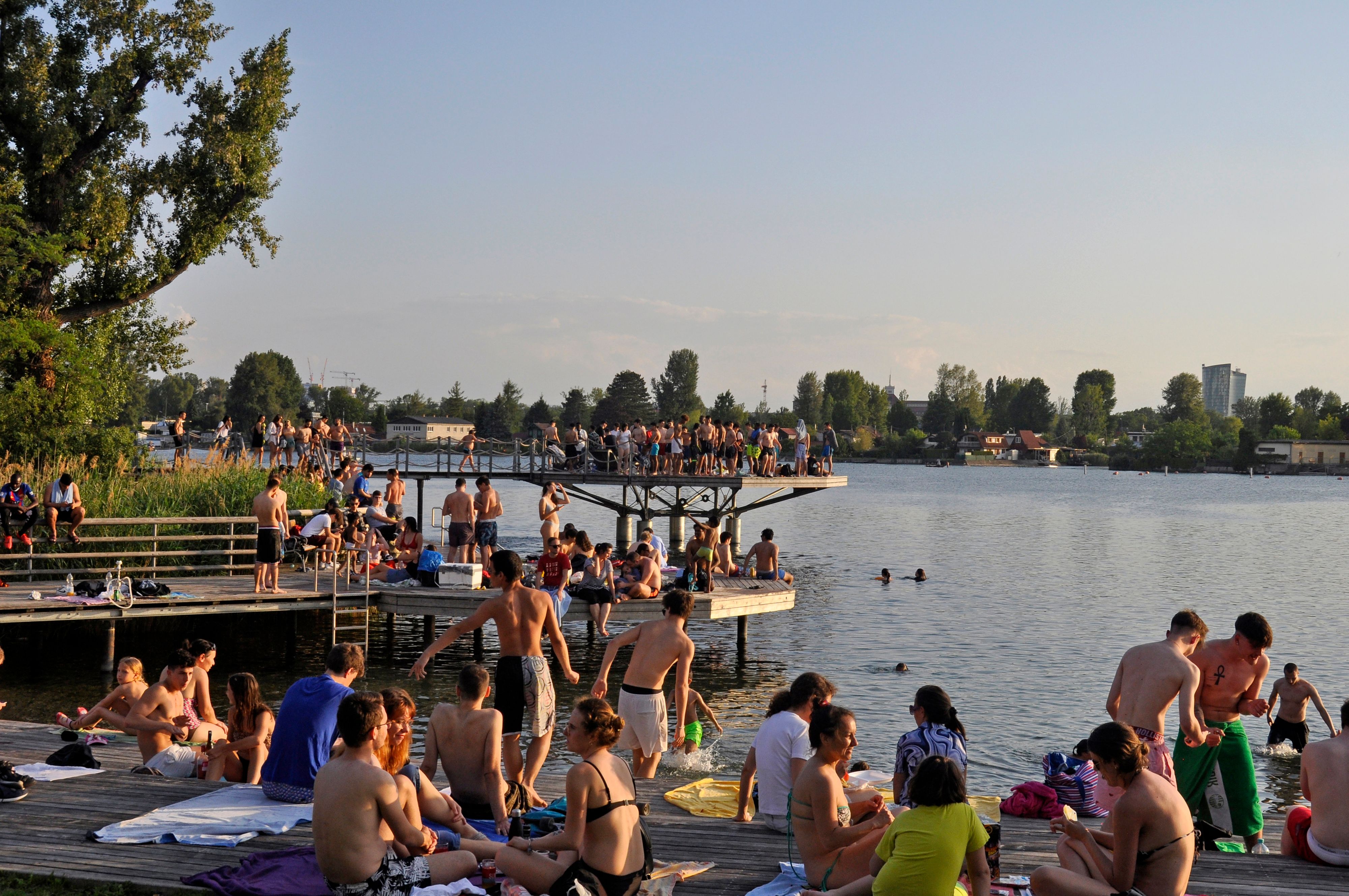 Download von www.picturedesk.com am 20.06.2021 (07:44).  Voller Badesteg an der unteren Alten Donau, Wien, 22. Bezirk, 1220, Donaustadt, Österreich, Gewässer, Viele Badegäste nützen das hochsommerliche Wetter und stürmen die Alte Donau. Die Badestege füllen sich und der Sicherheitsabstand auf Grund von Covid-19 wird nicht mehr eingehalten. - 20200613_PD10863 - Rechteinfo: Rights Managed (RM)