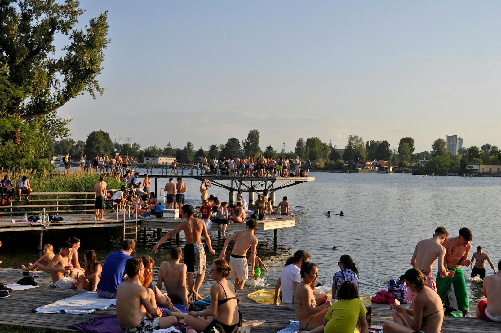 Der Sommer bzw. der erste Hitzetag lässt auf sich warten - die Alte Donau ist noch nicht so gut besucht wie am Archivbild.