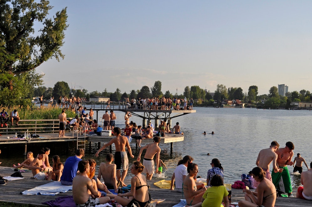 Voller Badesteg an der unteren Alten Donau, Wien. Archivbild