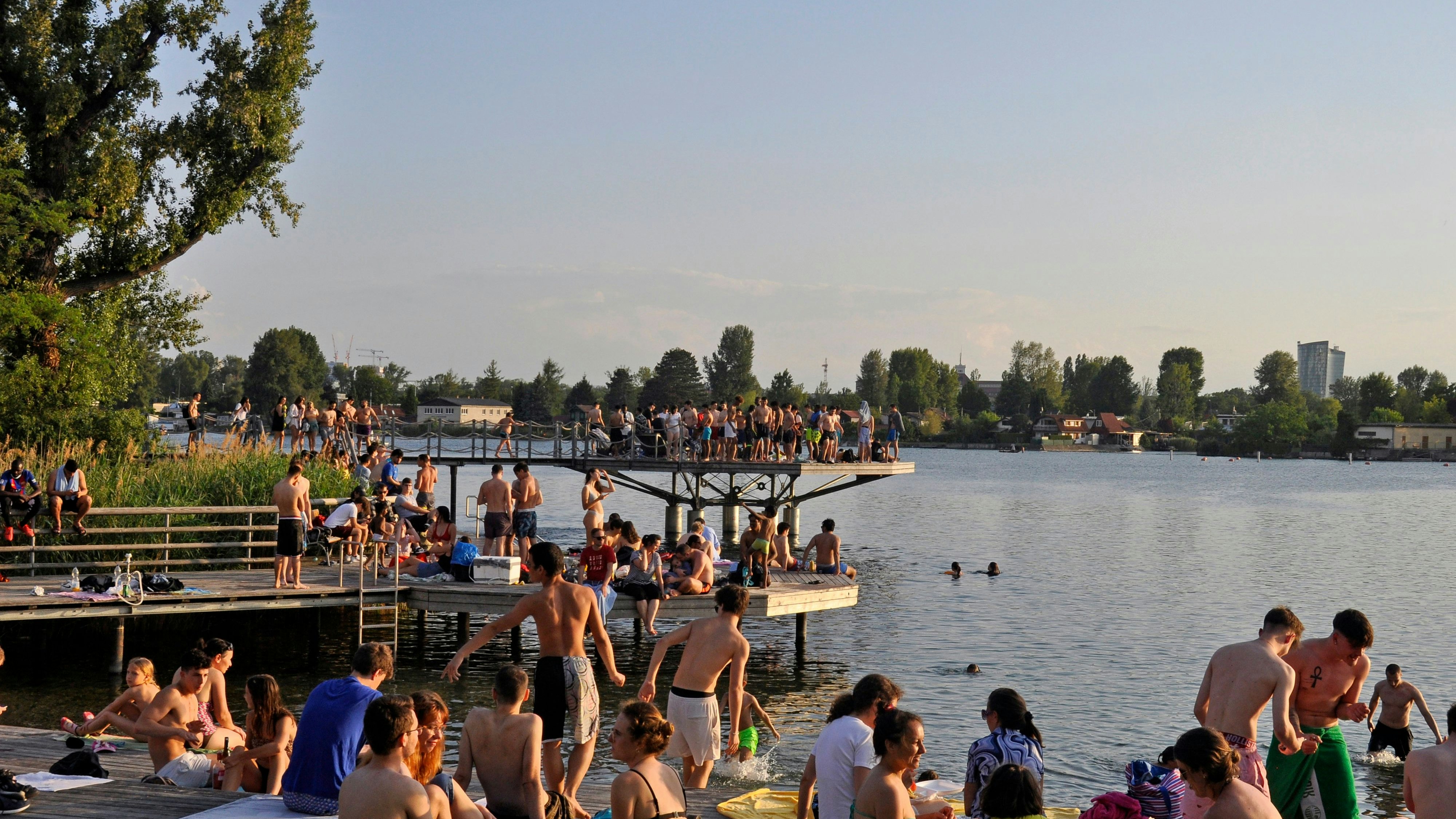 Download von www.picturedesk.com am 20.06.2021 (07:44).  Voller Badesteg an der unteren Alten Donau, Wien, 22. Bezirk, 1220, Donaustadt, Österreich, Gewässer, Viele Badegäste nützen das hochsommerliche Wetter und stürmen die Alte Donau. Die Badestege füllen sich und der Sicherheitsabstand auf Grund von Covid-19 wird nicht mehr eingehalten. - 20200613_PD10863 - Rechteinfo: Rights Managed (RM)