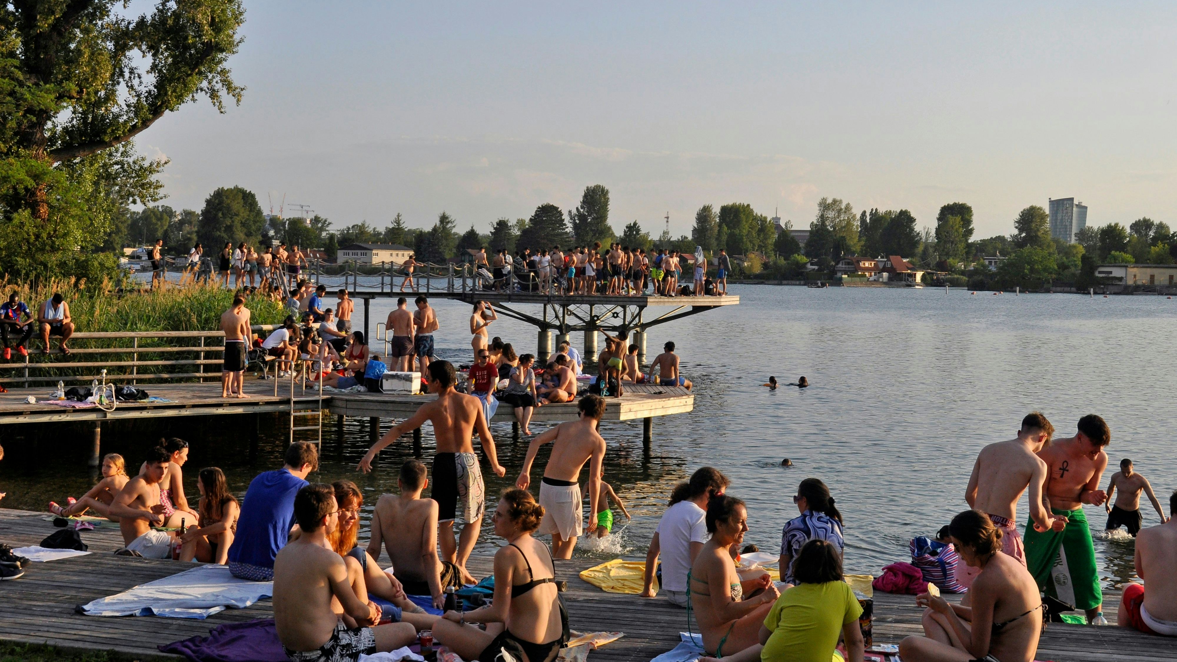 Download von www.picturedesk.com am 20.06.2021 (07:44).  Voller Badesteg an der unteren Alten Donau, Wien, 22. Bezirk, 1220, Donaustadt, Österreich, Gewässer, Viele Badegäste nützen das hochsommerliche Wetter und stürmen die Alte Donau. Die Badestege füllen sich und der Sicherheitsabstand auf Grund von Covid-19 wird nicht mehr eingehalten. - 20200613_PD10863 - Rechteinfo: Rights Managed (RM)