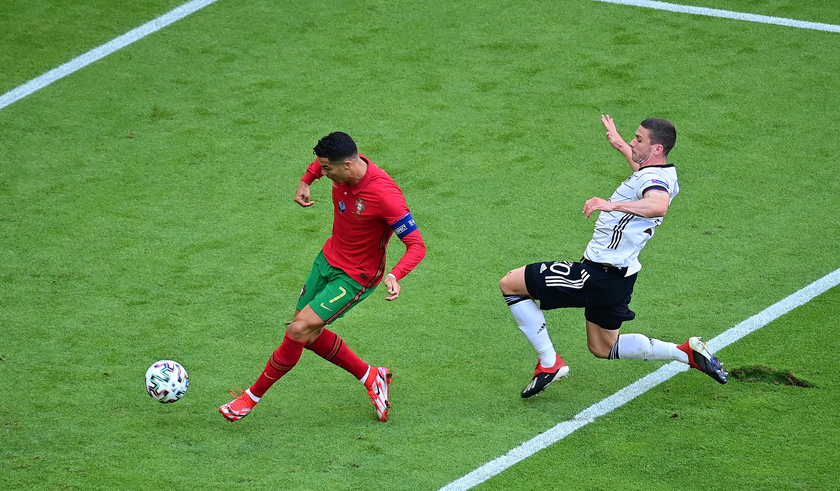 Hier kommt Gosens gegen Ronaldo zu spät – am Ende jubelte er.