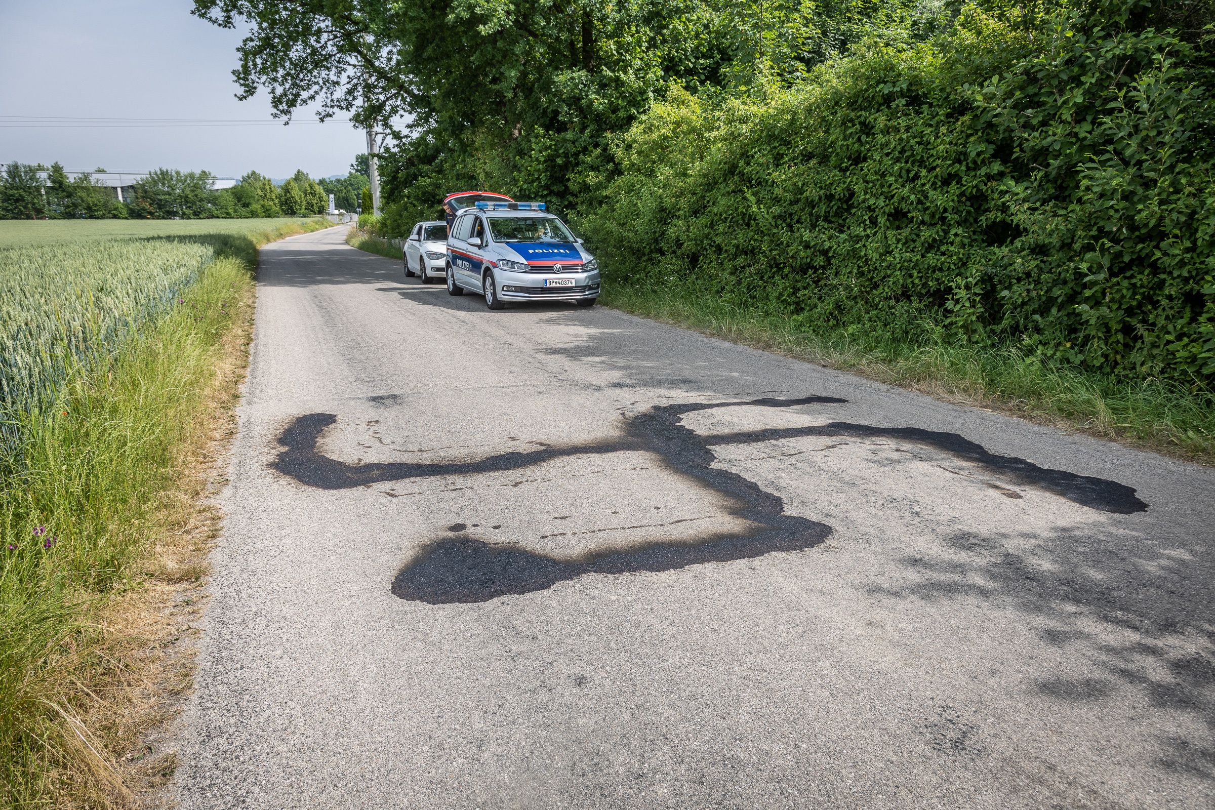Unbekannte malten in Wilhering ein Hakenkreuz auf eine Straße.