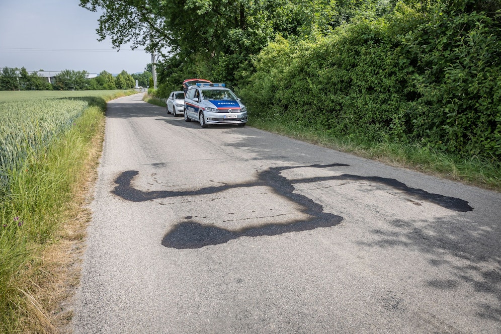 Unbekannte malten in Wilhering ein Hakenkreuz auf eine Straße.