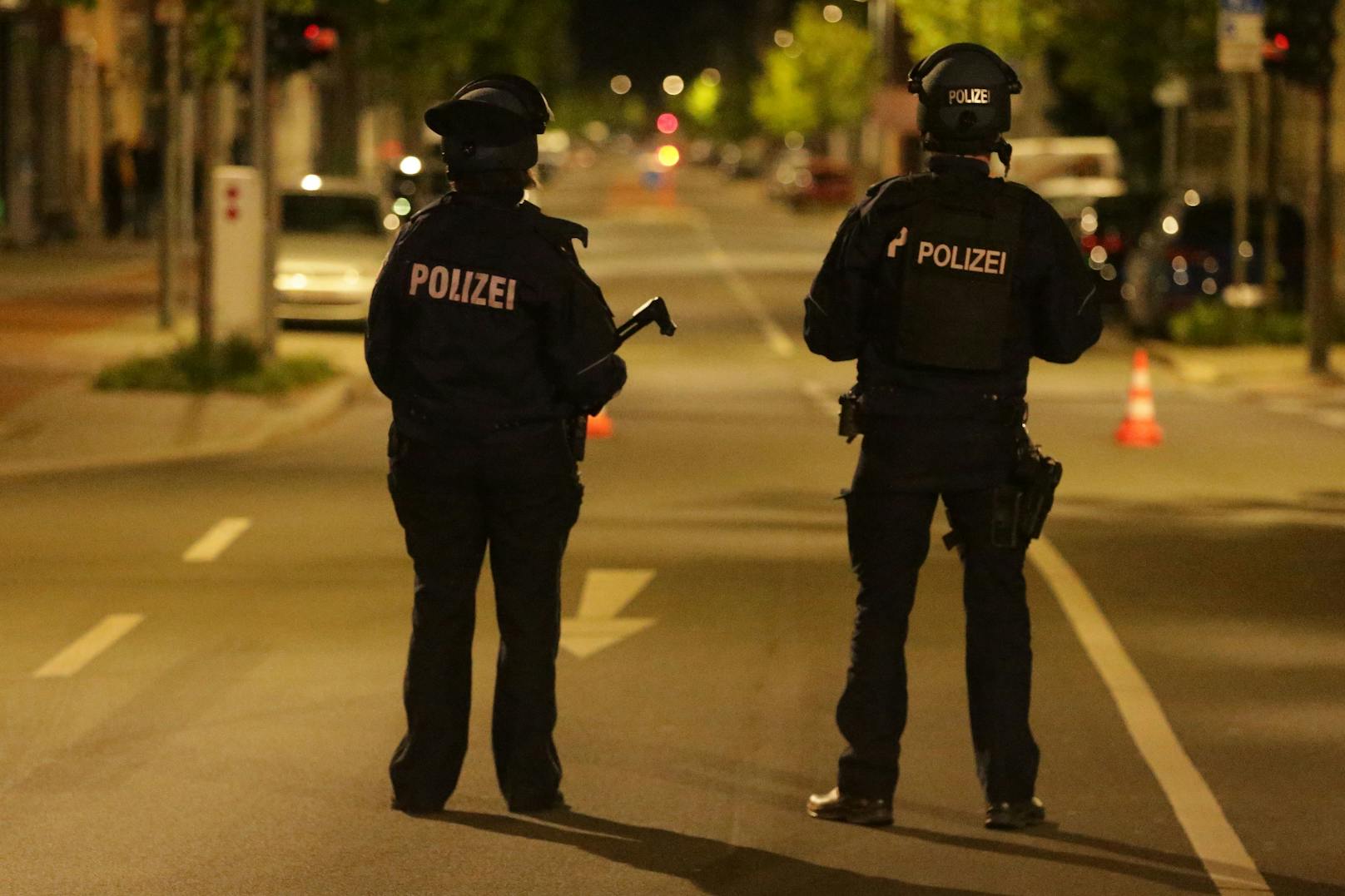 Zwei Polizisten sichern den Tatort nach der Schießerei in Gevelsberg