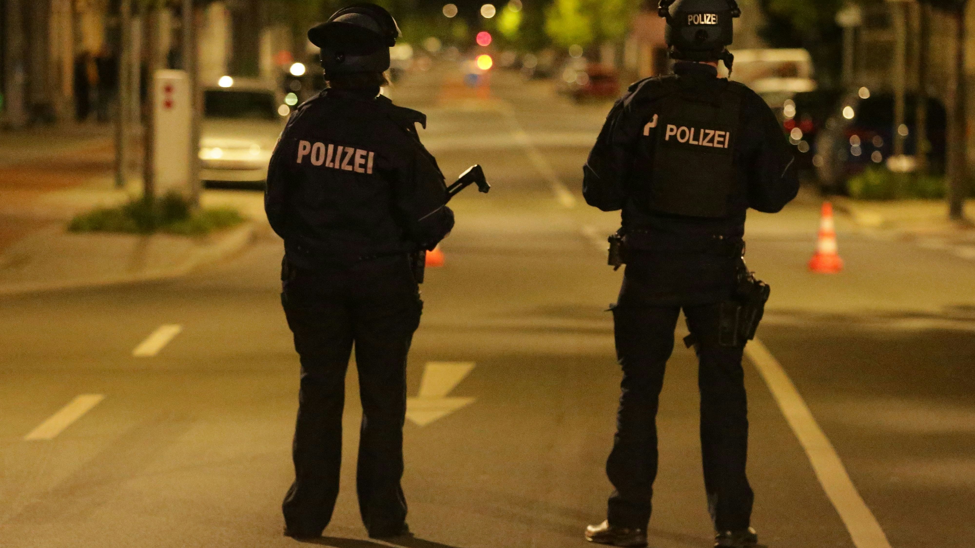 Download von www.picturedesk.com am 20.06.2021 (08:53).  06 May 2020, North Rhine-Westphalia, Gevelsberg: Police officers are standing at an intersection in Gevelsberg. After an exchange of gunfire, the police search for an armed man. Photo: David Young/dpa - 20200506_PD0079 - Rechteinfo: Rights Managed (RM)