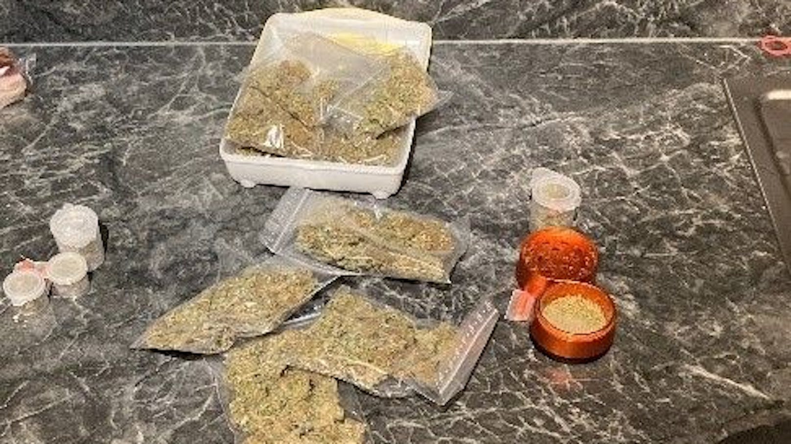 Die Polizisten fanden in der Wohnung mehr als 200 Gramm Marihuana.