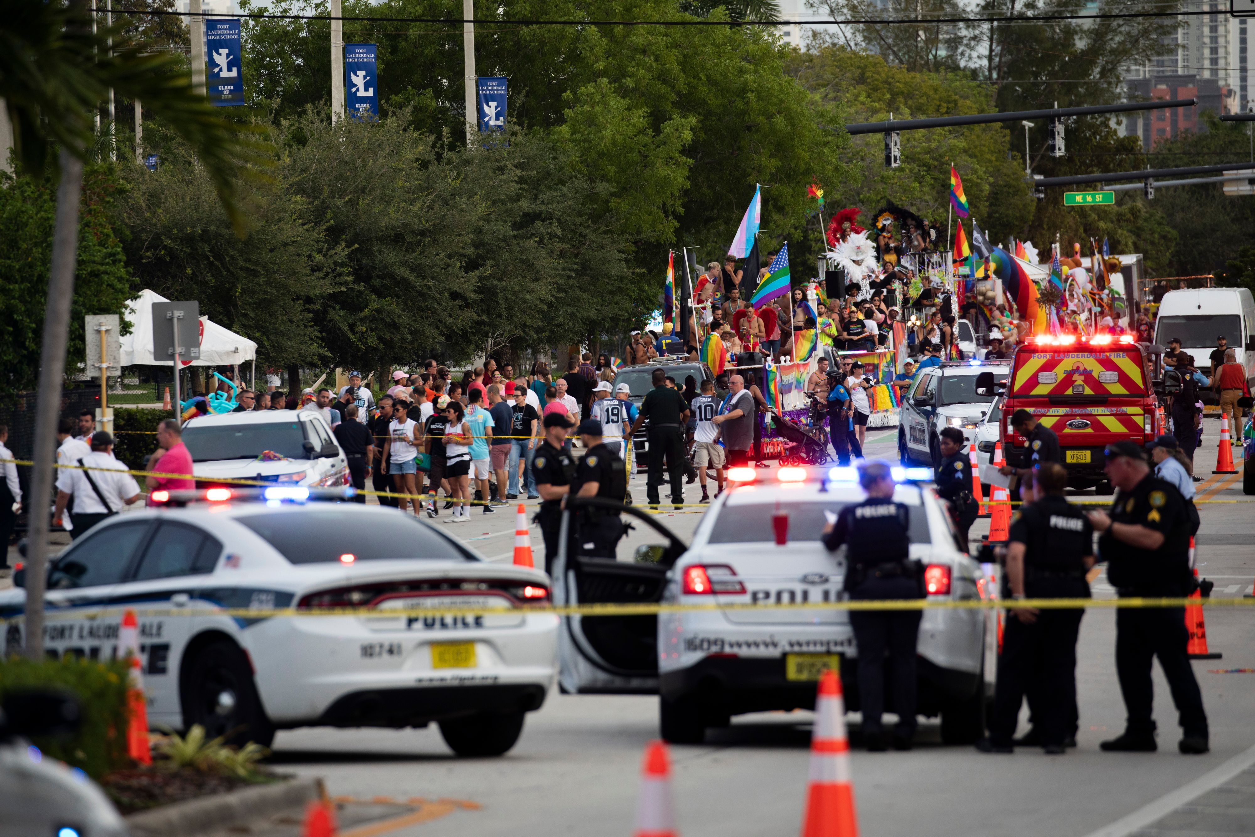 Download von www.picturedesk.com am 20.06.2021 (09:10).  Police and firefighters respond after a truck drove into a crowd of people injuring them during The Stonewall Pride Parade and Street Festival in Wilton Manors, Fla., on Saturday, June 19, 2021. WPLG-TV reports that the driver of the truck was taken into custody. (Chris Day/South Florida Sun-Sentinel via AP) - 20210620_PD0189 - Rechteinfo: Rights Managed (RM)