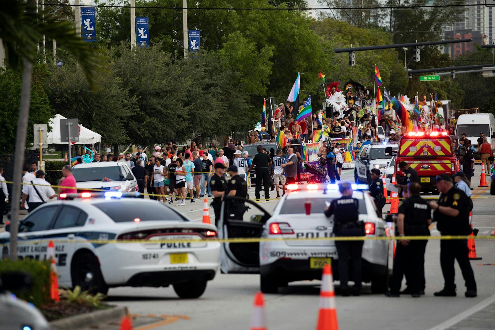 Ein Kleintransporter ist Samstagabend in die Menschenmengen der Stonewall Pride Parade in Wilton Manors, Florida, gerast und hat mindestens einen Menschen getötet.