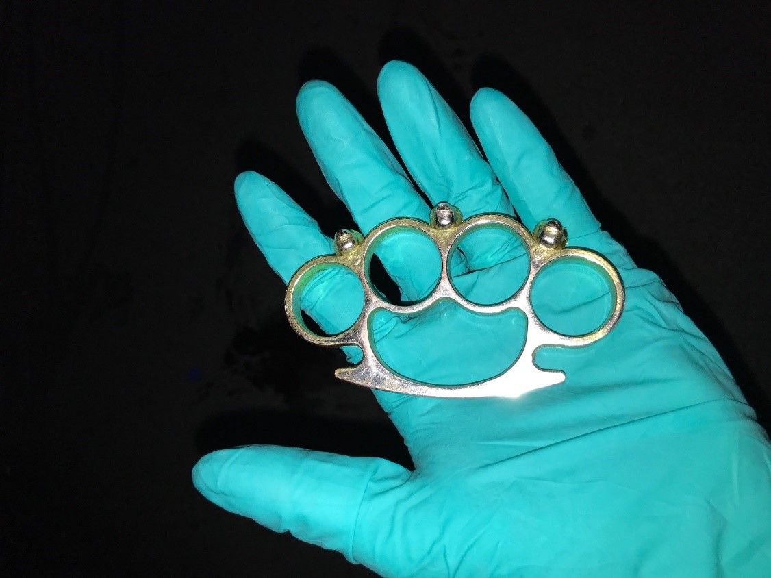 Mit diesem Schlagring soll der Teenager auf seinen Kontrahenten eingedroschen haben.