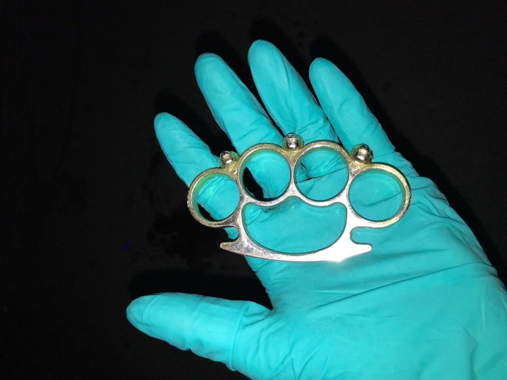 Mit diesem Schlagring soll der Teenager auf seinen Kontrahenten eingedroschen haben.