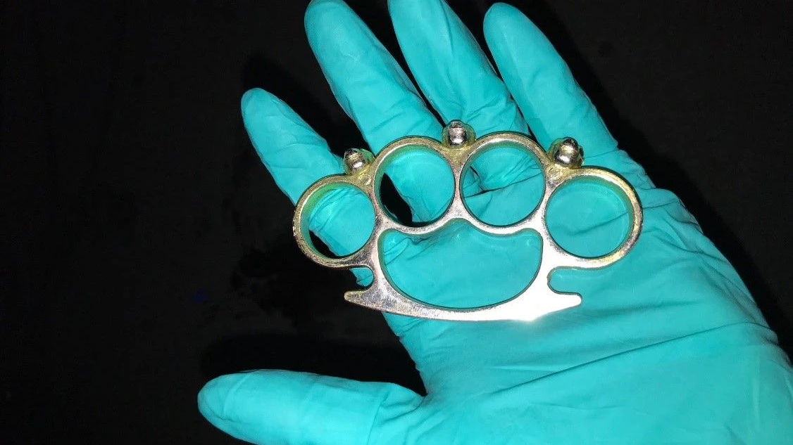 Mit diesem Schlagring soll der Teenager auf seinen Kontrahenten eingedroschen haben.