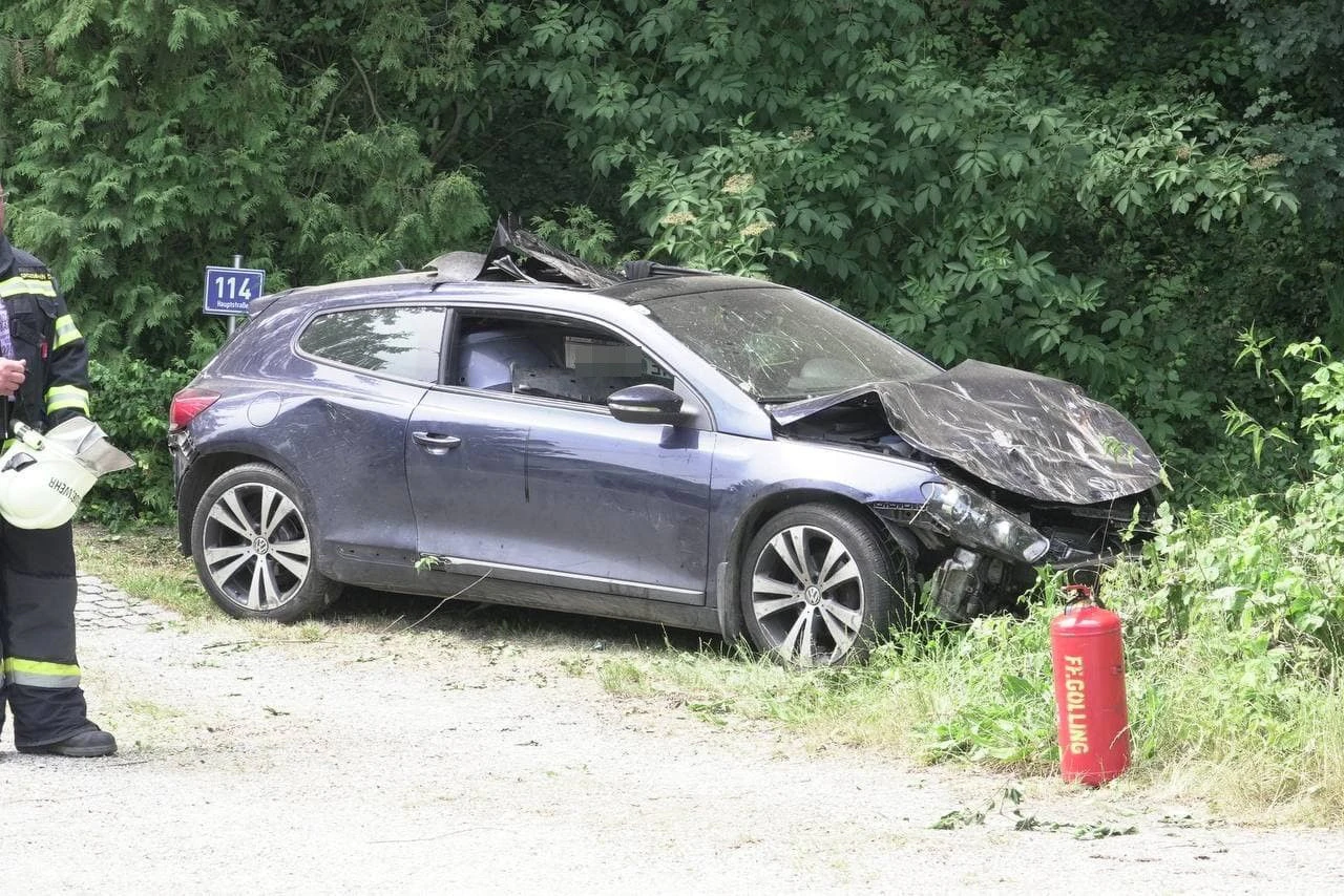 Das Auto wurde schwer beschädigt.