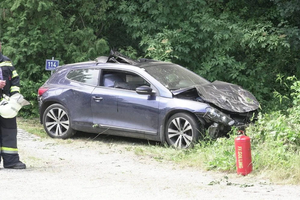 Das Auto wurde schwer beschädigt.