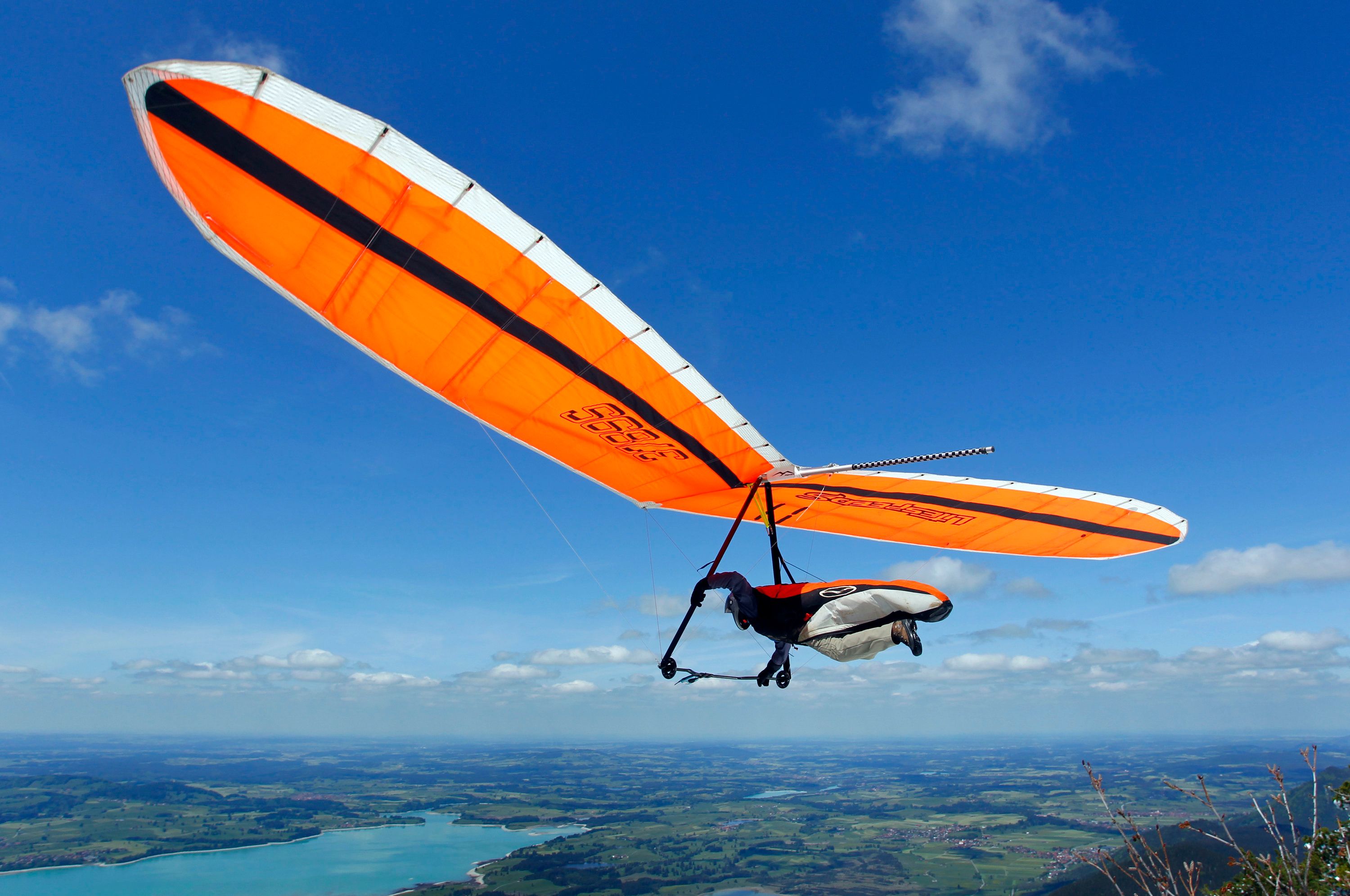 Ein Drachenflieger startet von einer Rampe. Symbolbild
