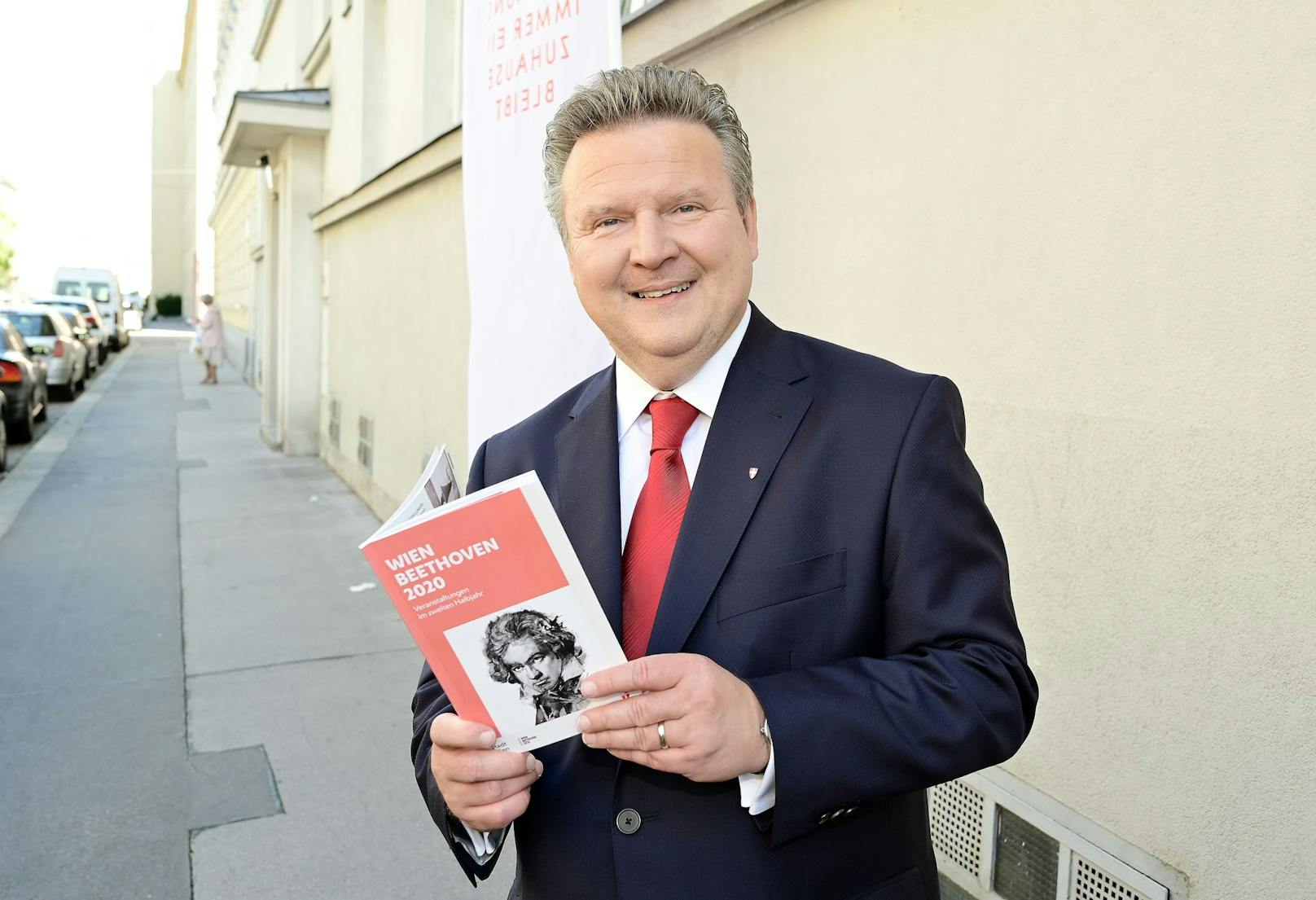 Von einem Ludwig zum anderen: Stadtchef Michael Ludwig (SPÖ) präsentiert das neue Jubiläumsbuch zum 250. Geburtstag von Ludwig van Beethoven.