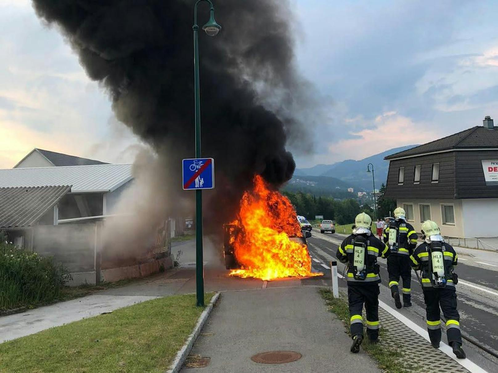 Während einer Einsatzfahrt mit Ziel LKH Graz fing ein Rettungsauto bei Weiz plötzlich Feuer und brannte fast vollständig aus (19. Juni 2021).