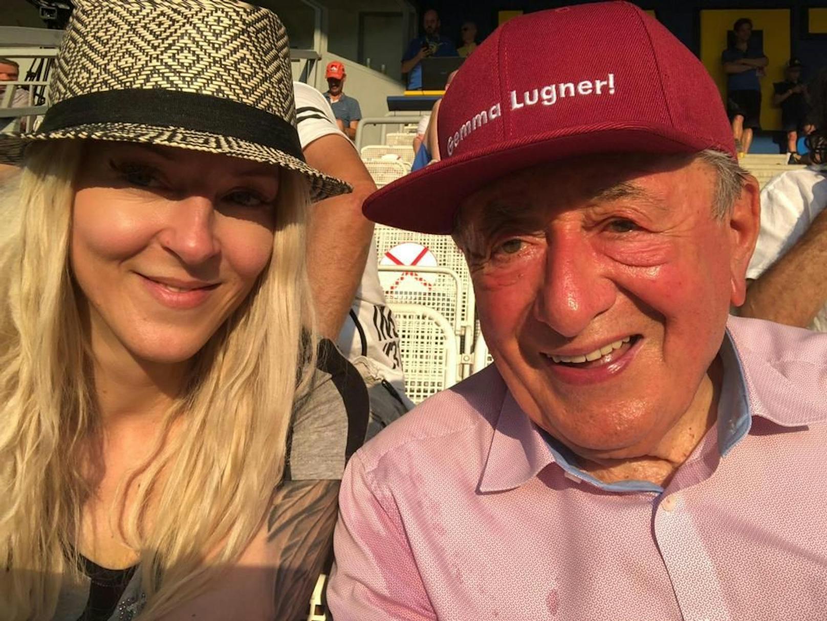 Richard Lugner und seine Freundin Simone "Bienchen" sind sehr glücklich.&nbsp;