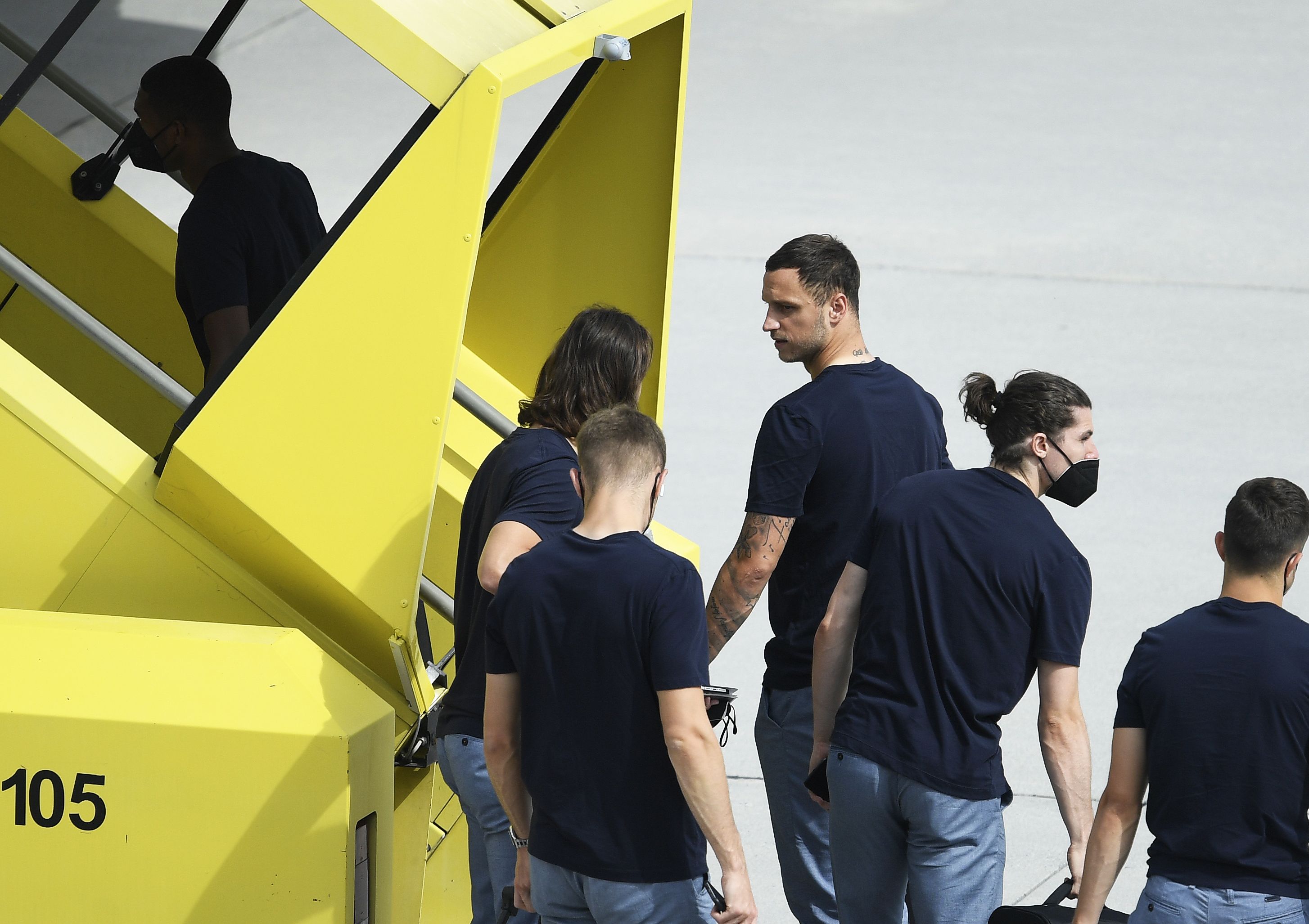 Die ÖFB-Stars am Weg in den Flieger. 
