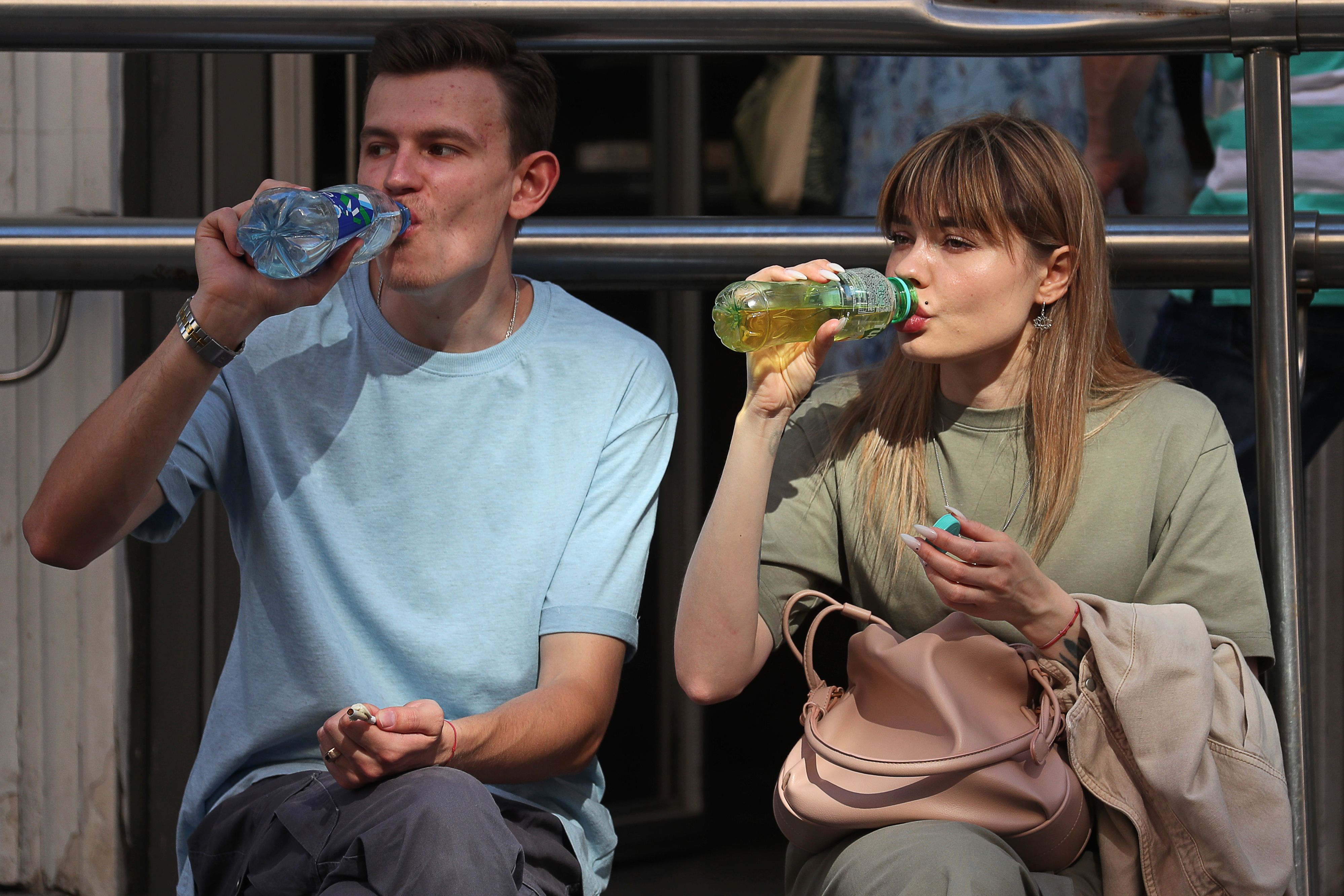 Download von www.picturedesk.com am 21.06.2021 (12:51).  ST PETERSBURG, RUSSIA - JUNE 19, 2021: People drink water in Nevsky Avenue in central St Petersburg. The temperature in St Petersburg has reached 30.7°C, breaking the record of 1905. Peter Kovalev/TASS - 20210619_PD8973 - Rechteinfo: Rights Managed (RM)