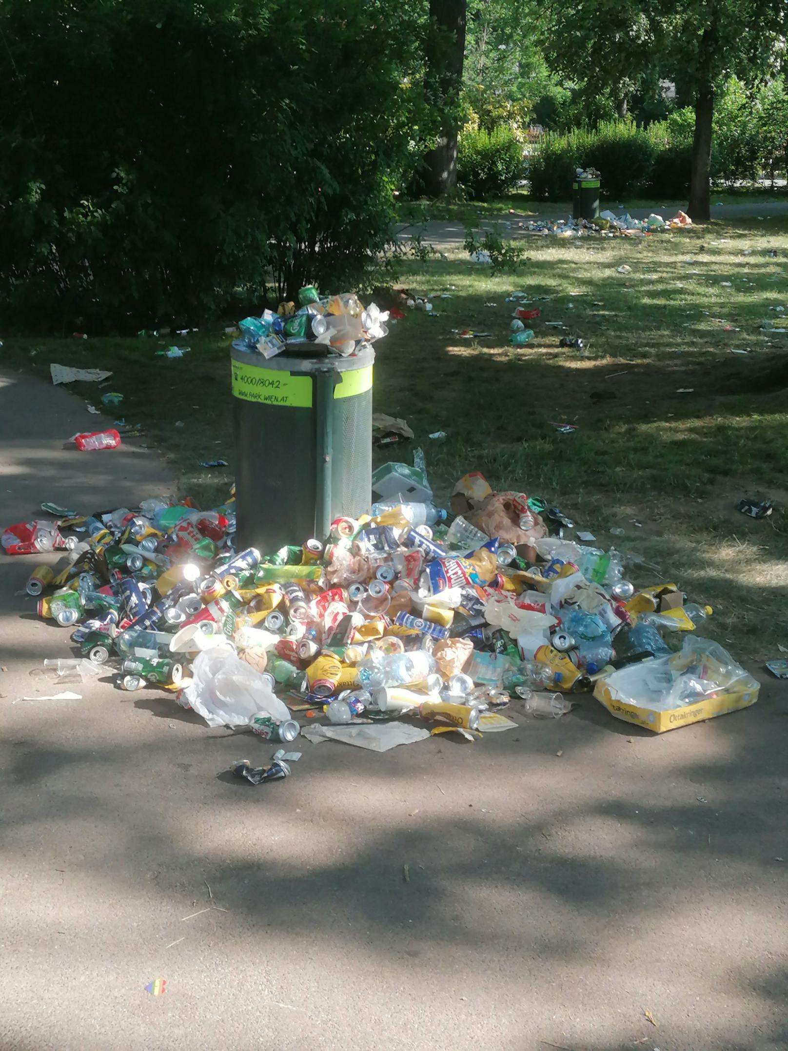 Nach der Vienna Pride '21 war der Rathausplatz voller Müll.