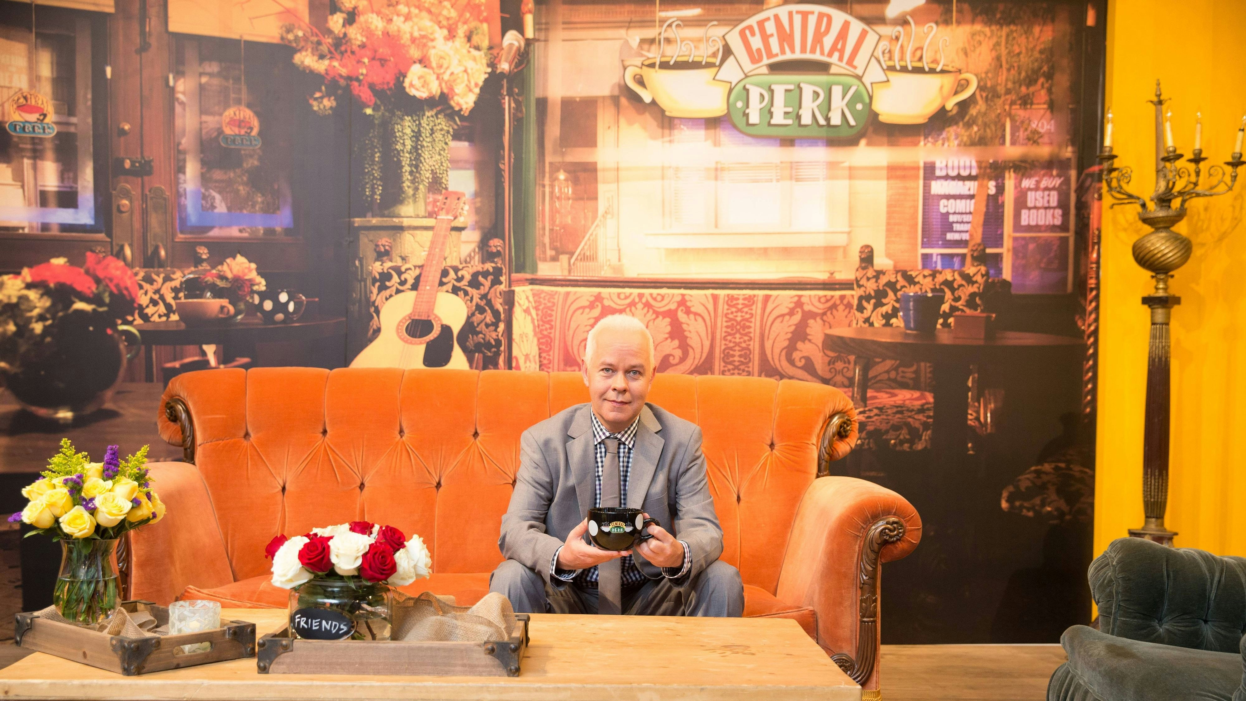 Download von www.picturedesk.com am 21.06.2021 (19:06).  James Michael Tyler (Gunther from Friends) marks the 20th anniversary of Warner Bros. Televisions Friends on the shows iconic orange couch at the Central Perk pop-up shop in NYC. - 20140915_PD9750 - Rechteinfo: Rights Managed (RM) Nur fÃ¼r redaktionelle Nutzung!