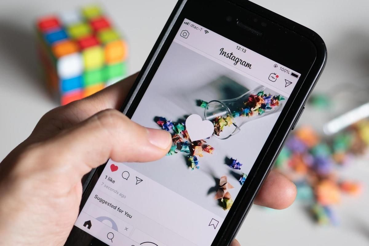 Die Posts, die im Instagram-Feed angezeigt werden, sind nicht chronologisch angeordnet.