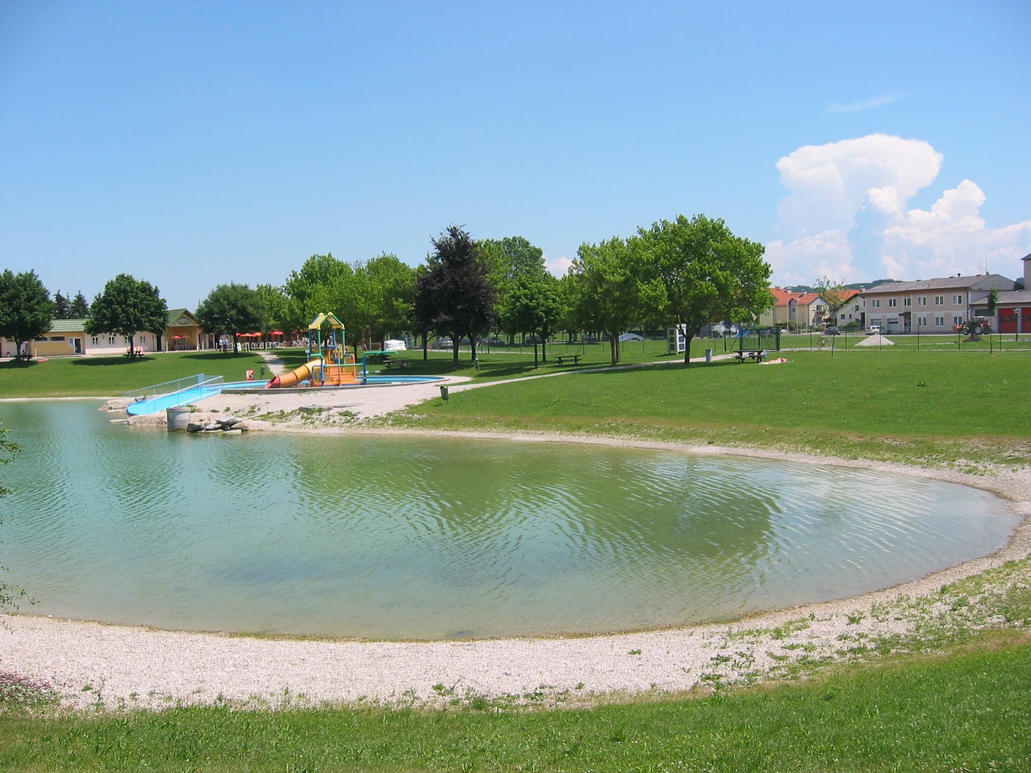 Ein unbekannter Mann soll Mädchen beim Baden belästigt haben.