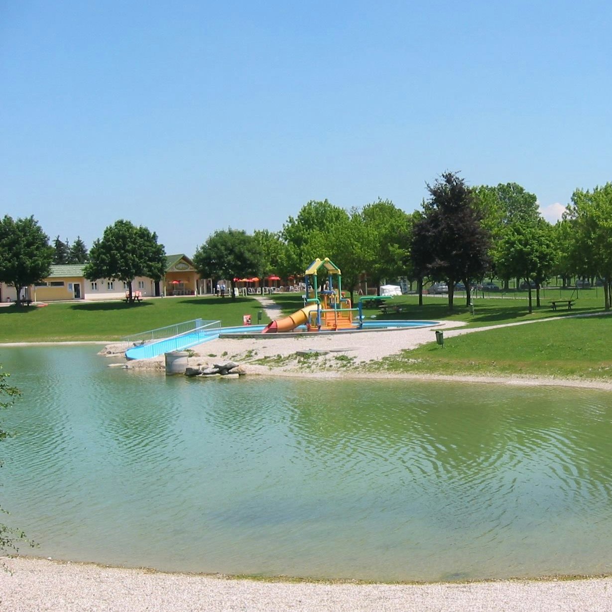 Ein unbekannter Mann soll Mädchen beim Baden belästigt haben.