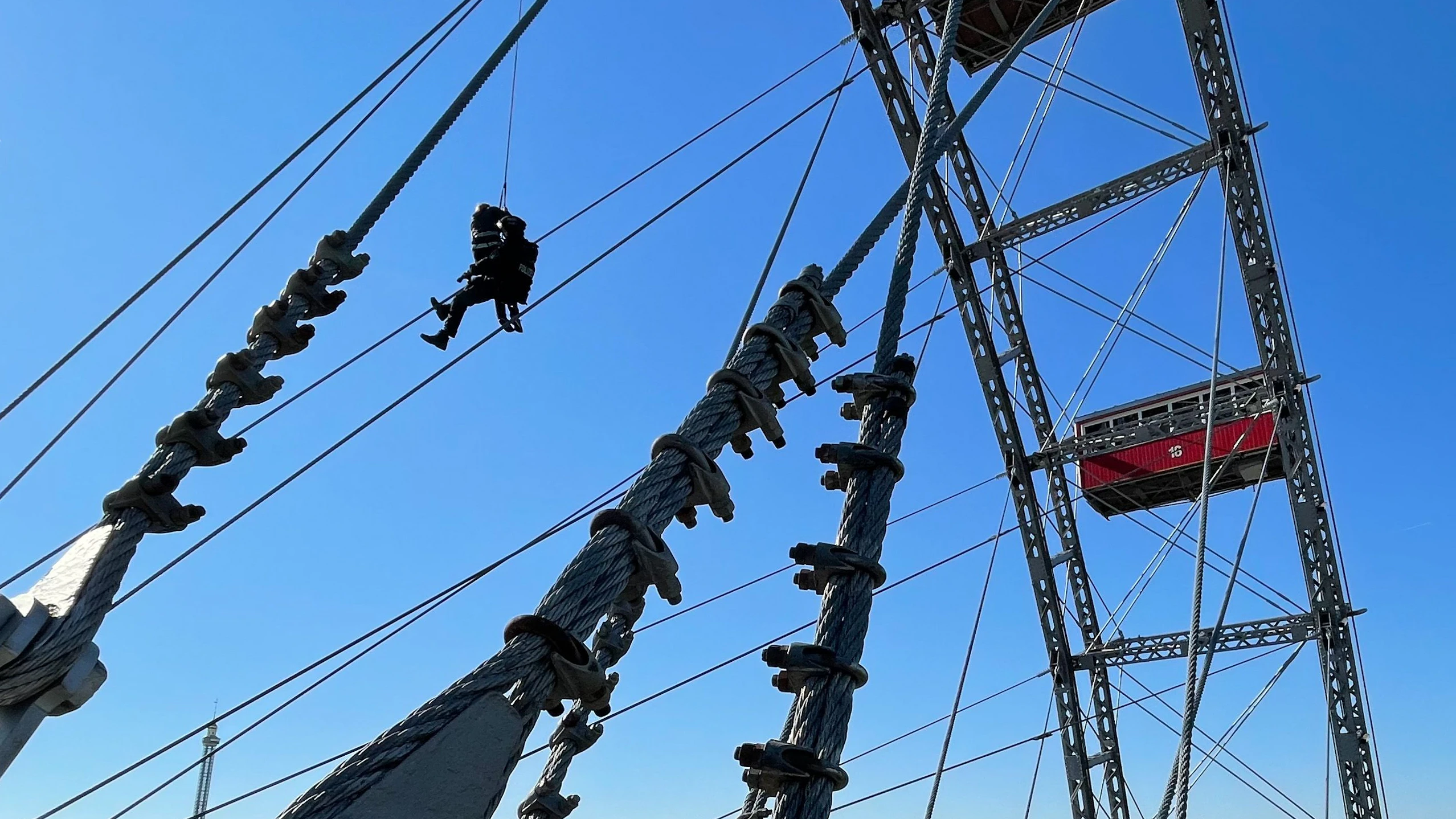 Spektakuläre Einsatzübung: WEGA-Beamte seilten sich vom Wiener Riesenrad ab.