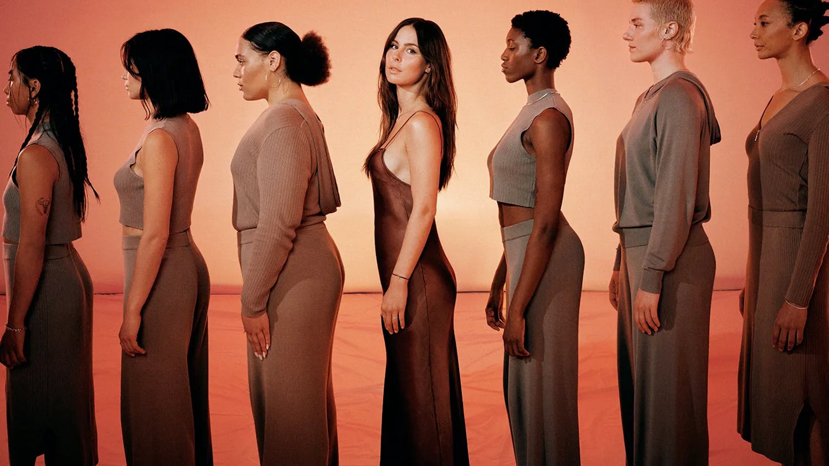 Nein, Lena Meyer-Landruth modelt neuerdings nicht für die Modemarke "Skims" von Kim Kardashian, sondern hat mit "A Lot Less" ihre eigenen Linie auf den Markt gebracht.