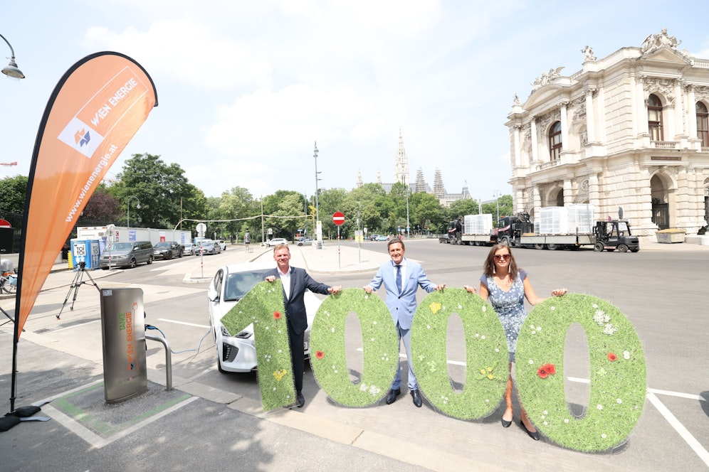 Die 1.000 E-Ladestelle haben Michael Strebl, Vorsitzender von Wien Energie (links), Finanzstadtrat Peter Hanke (Mitte) und Mobilitätsstadträtin Uli Sima (rechts) in Betrieb genommen.