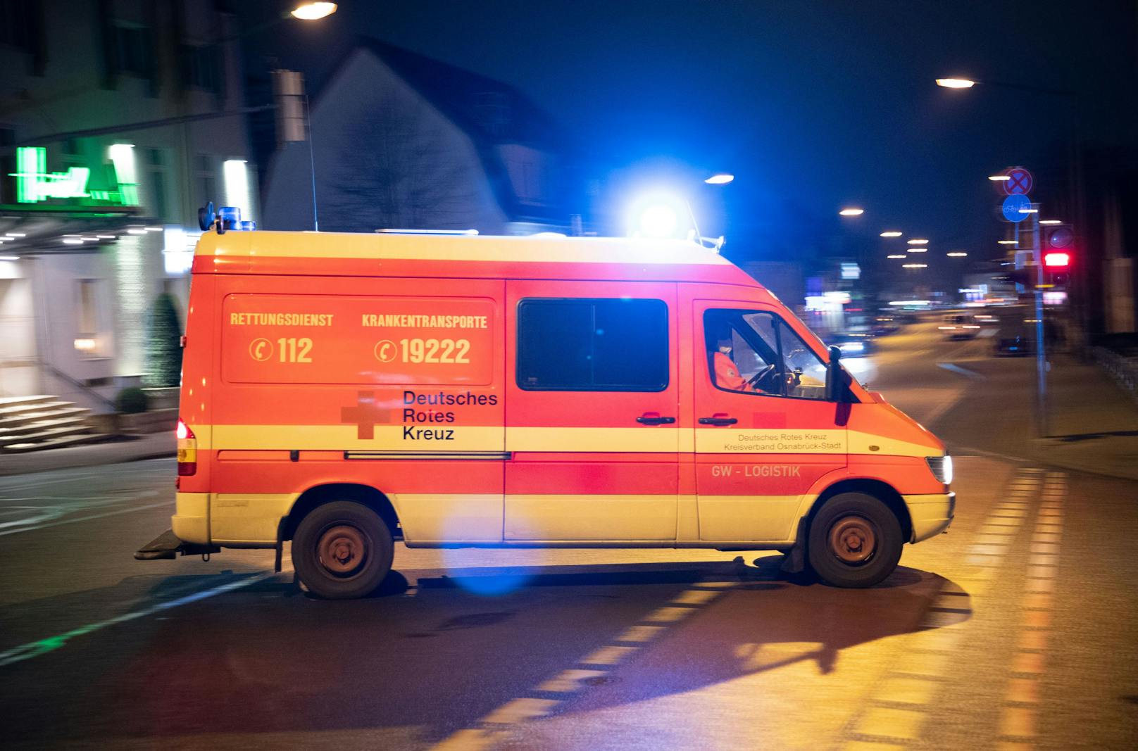 Rot-Kreuz-Wagen bei einem Einsatz in Osnabrück, Niedersachsen. Symbolbild